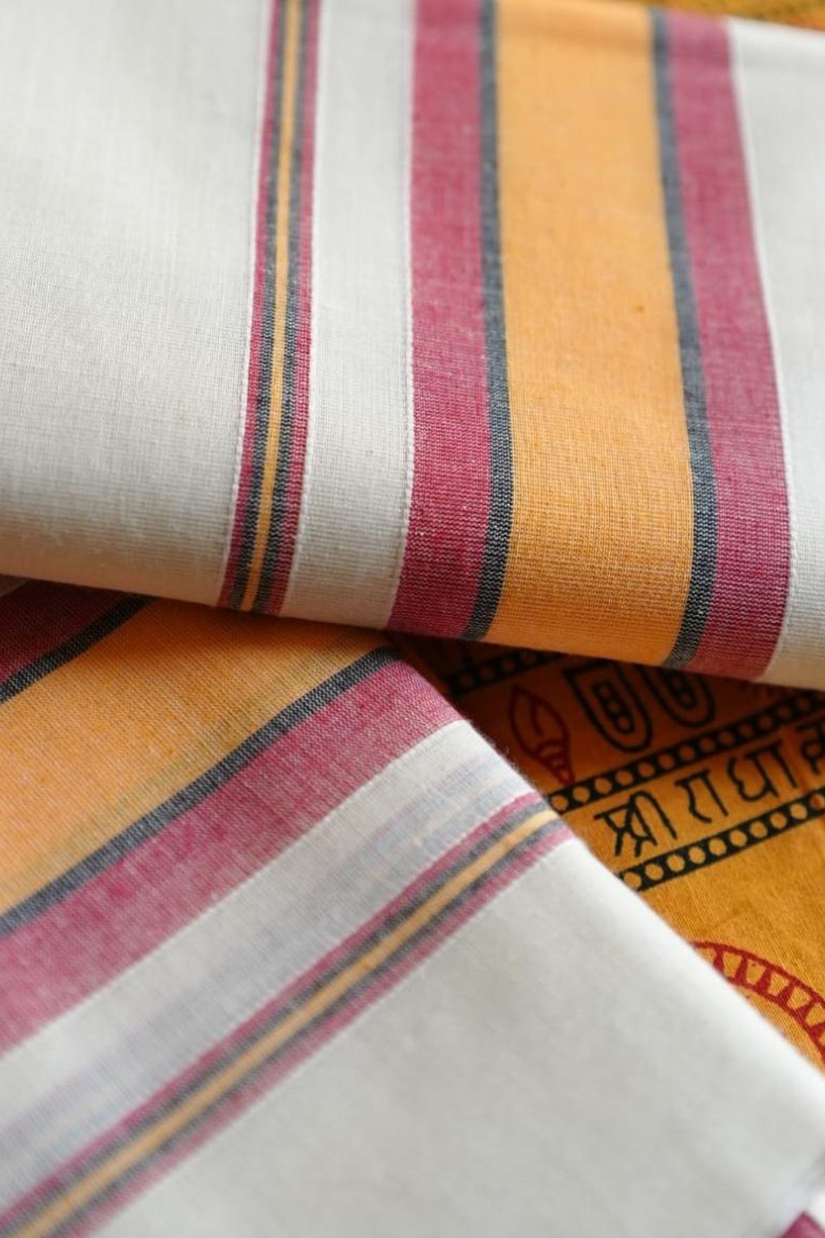 Ohm Pure Cotton Traditional Kerala Mulloth Settumund with Ohm Printed Blouse Material