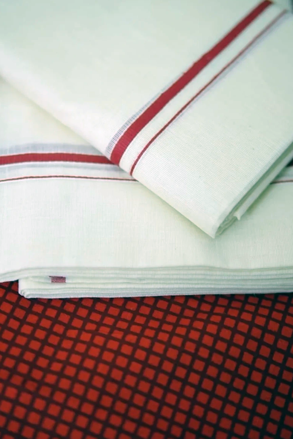 Smrithi- Red Puliyilakkara Settu Mundu with Checked Blouse Material