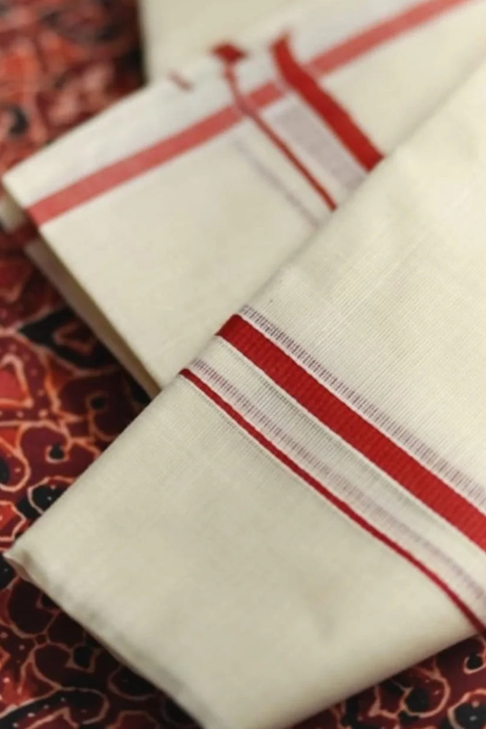 Vaani- Red Puliyilakkara Settumundu with Printed Blouse Material