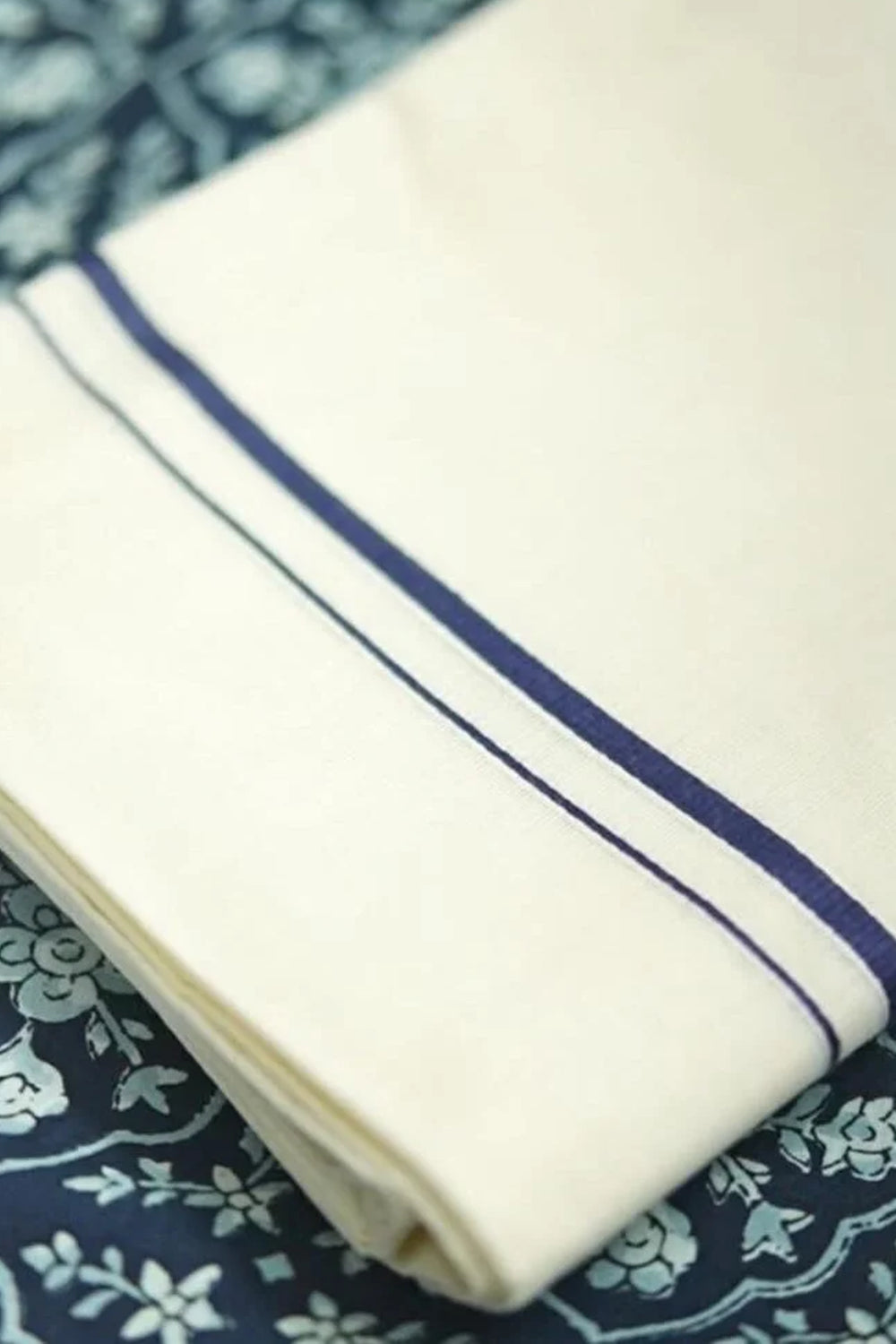 Vedha- Puliyilakkara Settu Mundu with Blouse Material