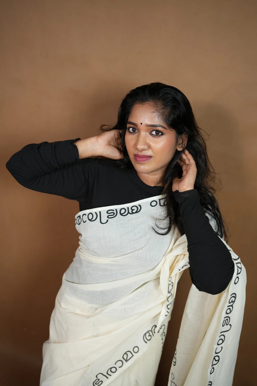 Close-up model pose showing printed Settumund border