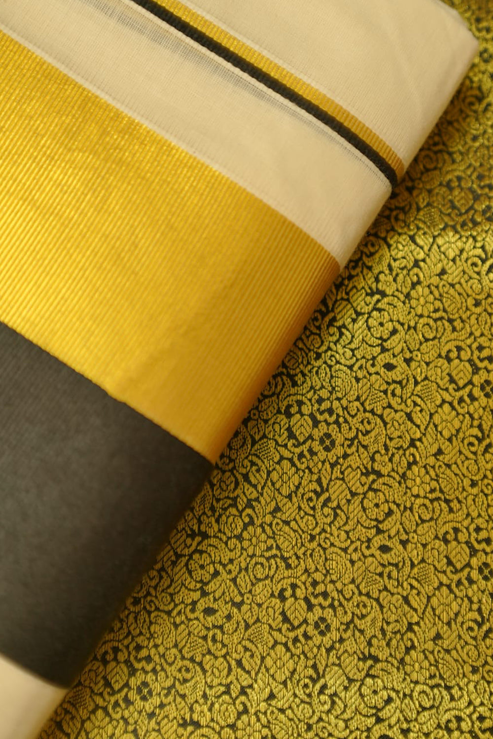 Sathi – Half & Half Black and Golden Kasav Settumund with Brocade Blouse Material