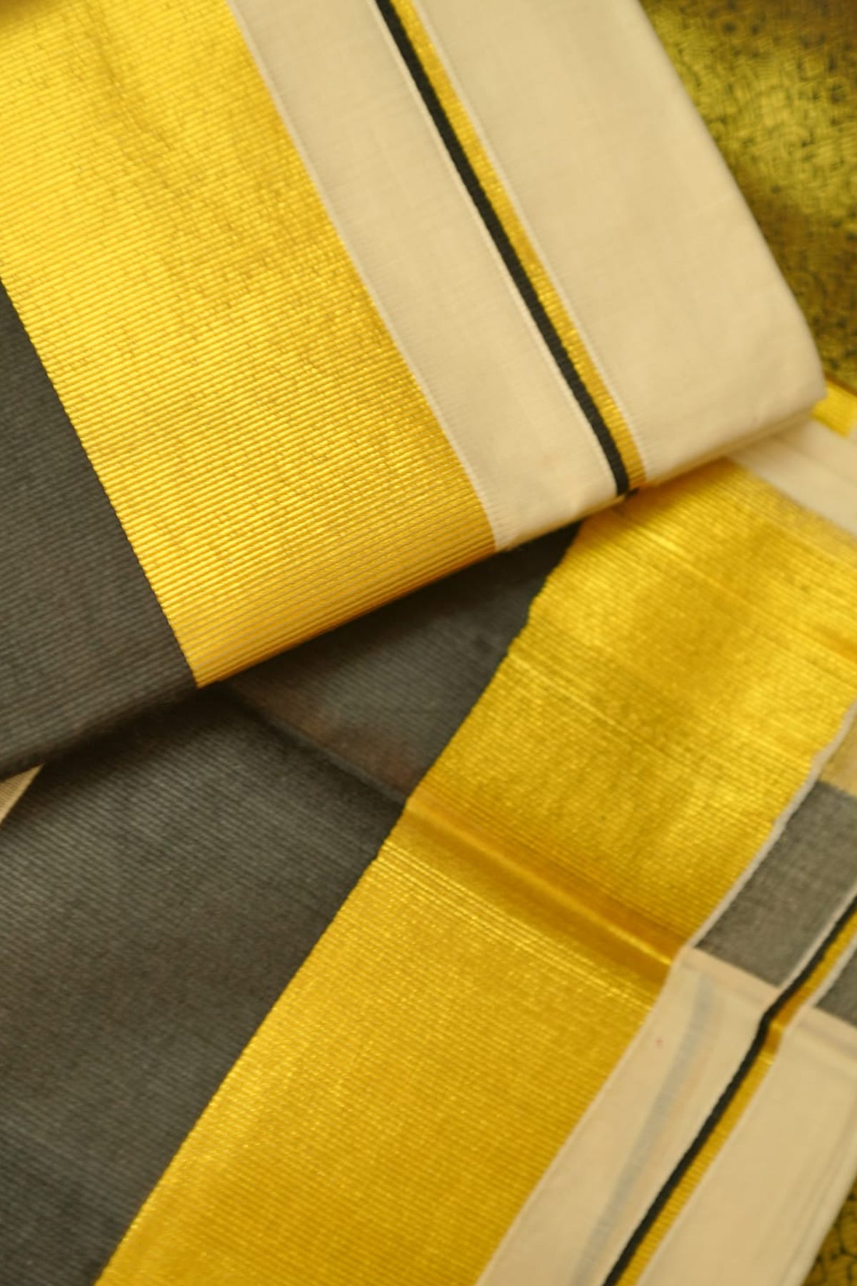 Sathi – Half & Half Black and Golden Kasav Settumund with Brocade Blouse Material