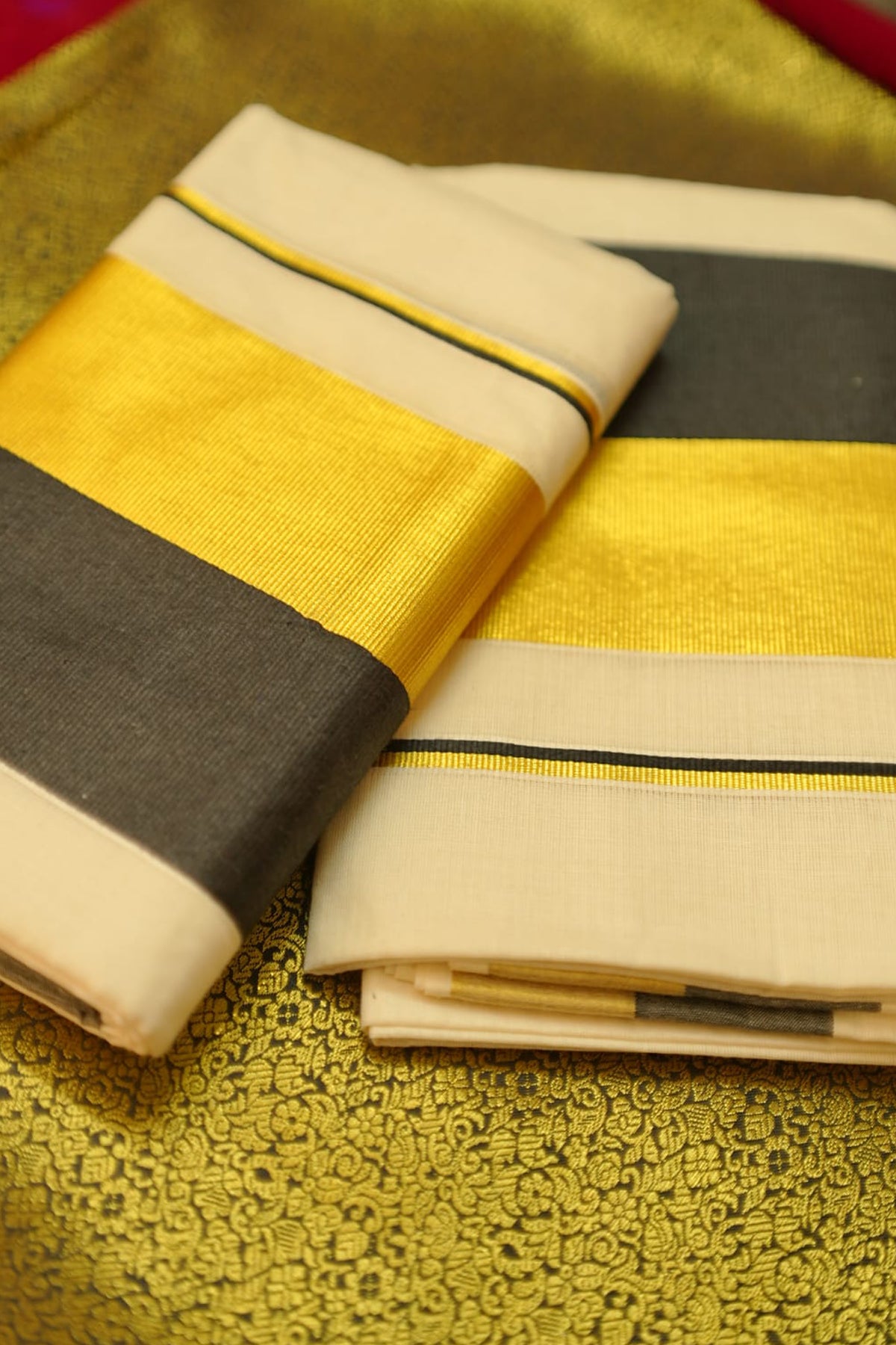 Sathi – Half & Half Black and Golden Kasav Settumund with Brocade Blouse Material