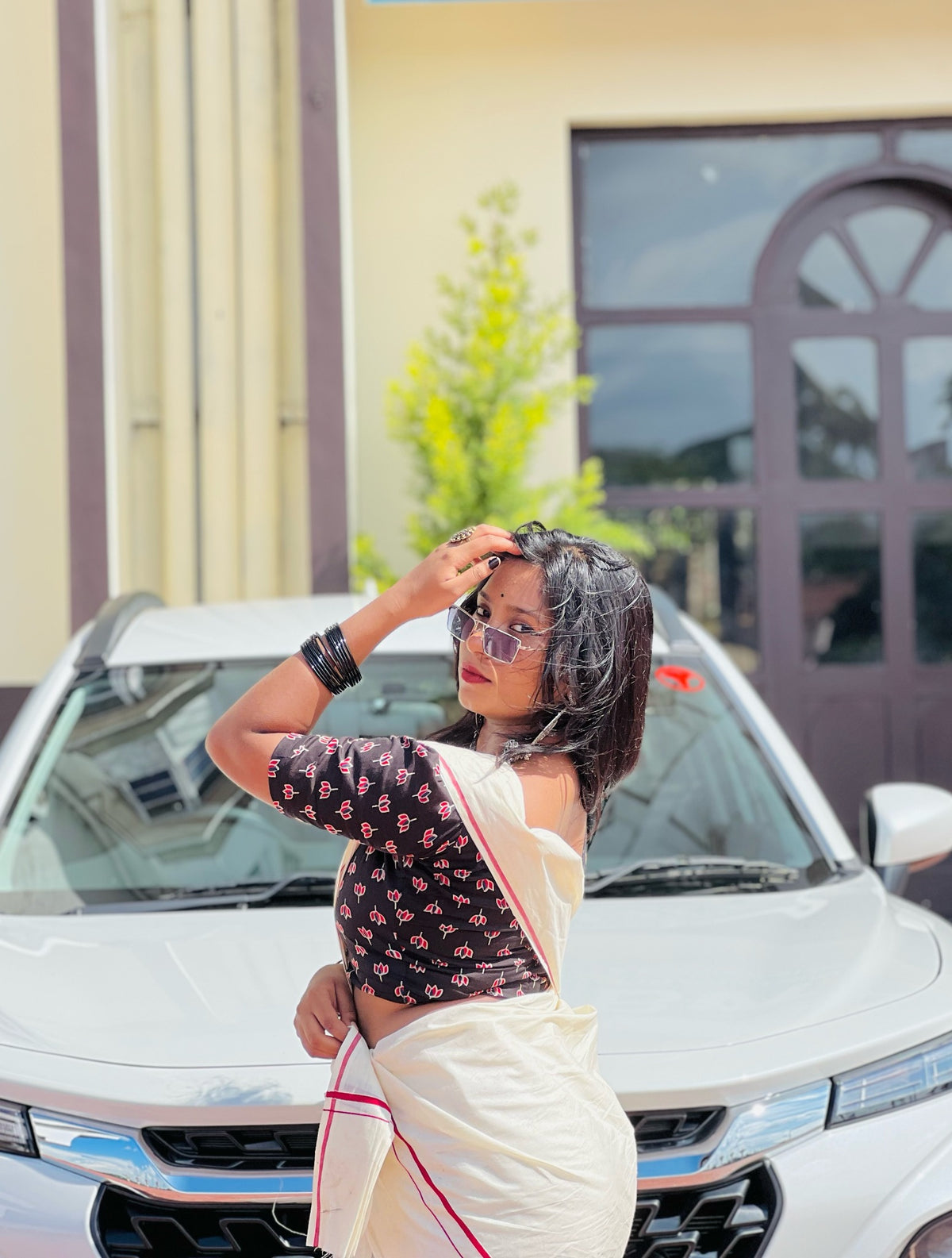 Black Thamara Puliyilakkara Settumundu - Model Photo 4