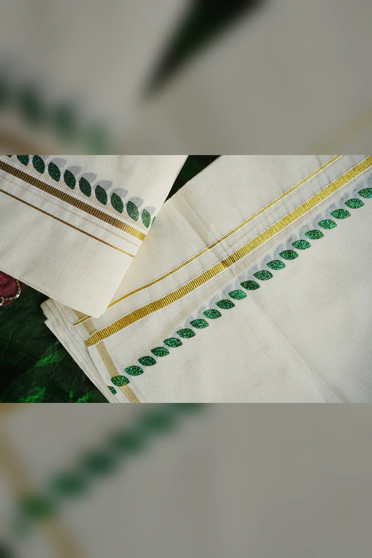 Green Glitter Print Settumundu, glitter leaf and gold border detail