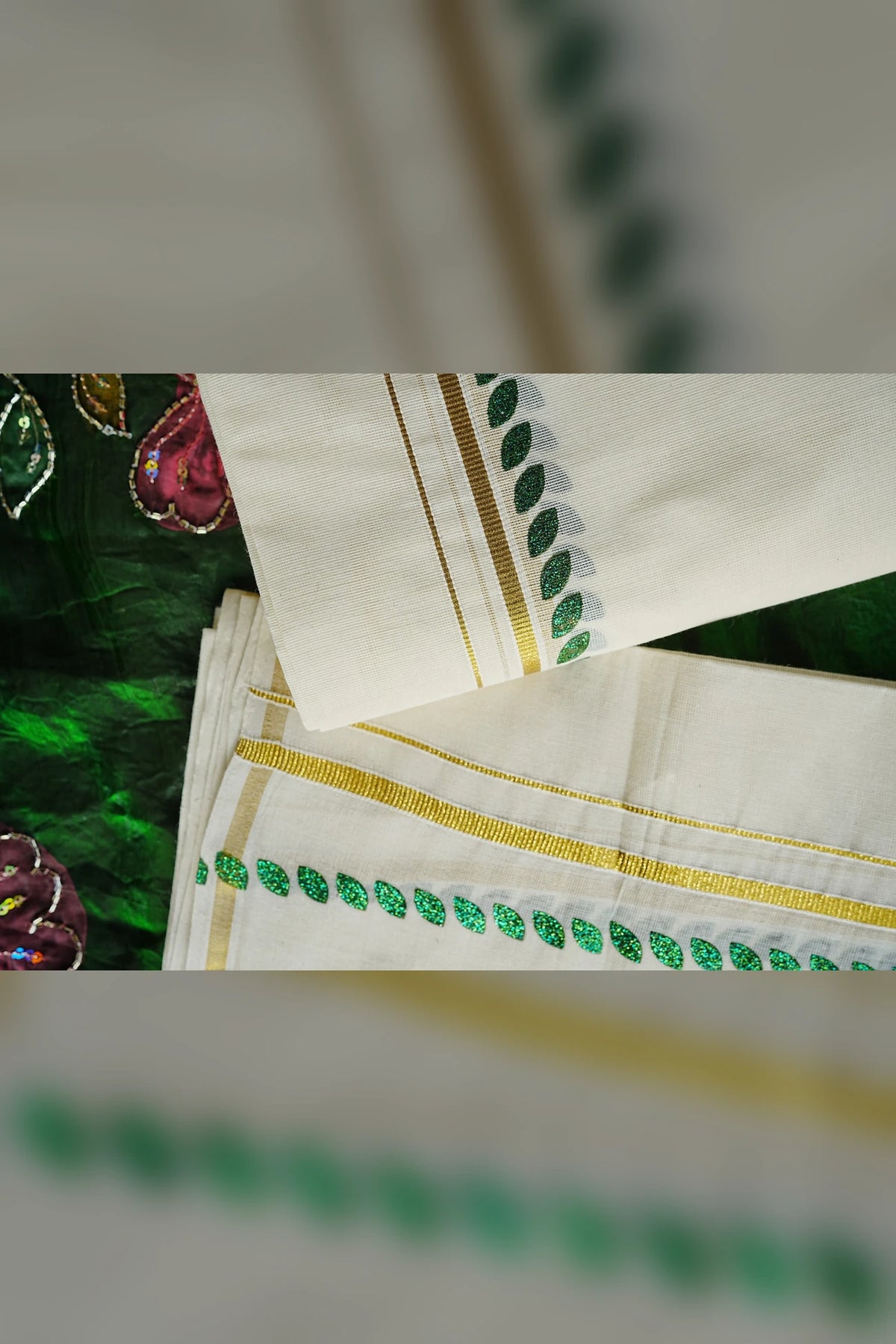 Green Glitter Print Settumundu, border close-up
