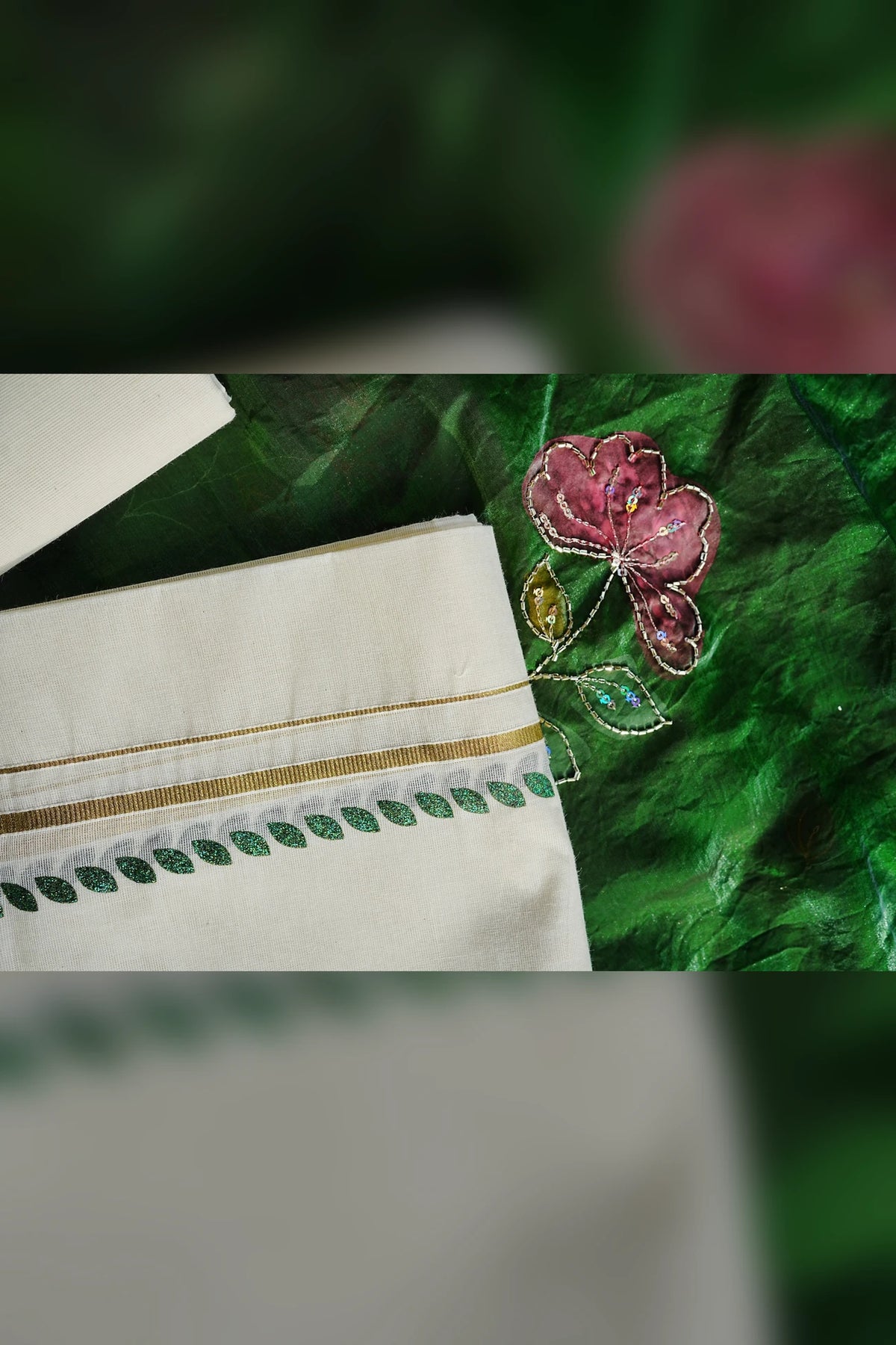 Green Glitter Print Settumundu, folded product detail