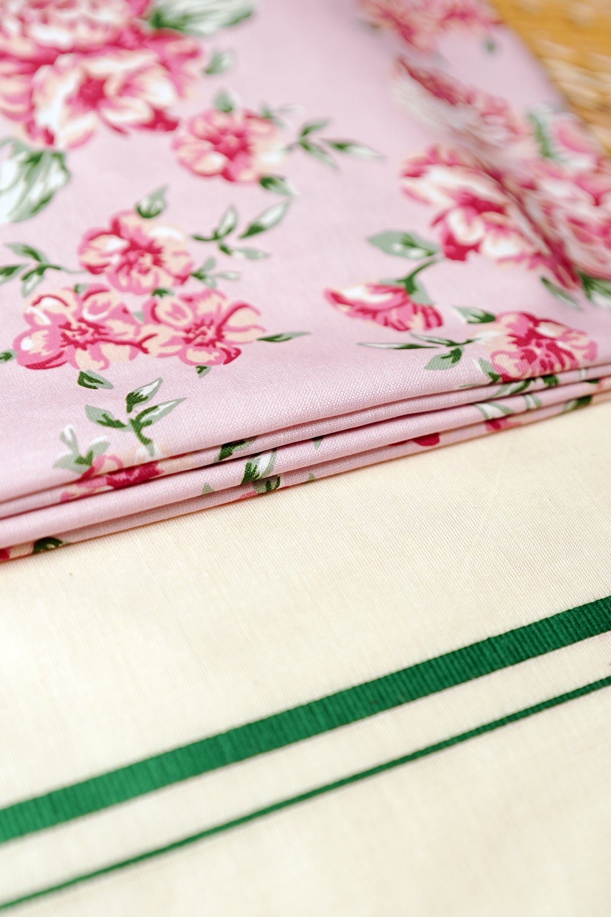 Nyla - Green Puliyilakkara saree with Floral Printed Blouse Material