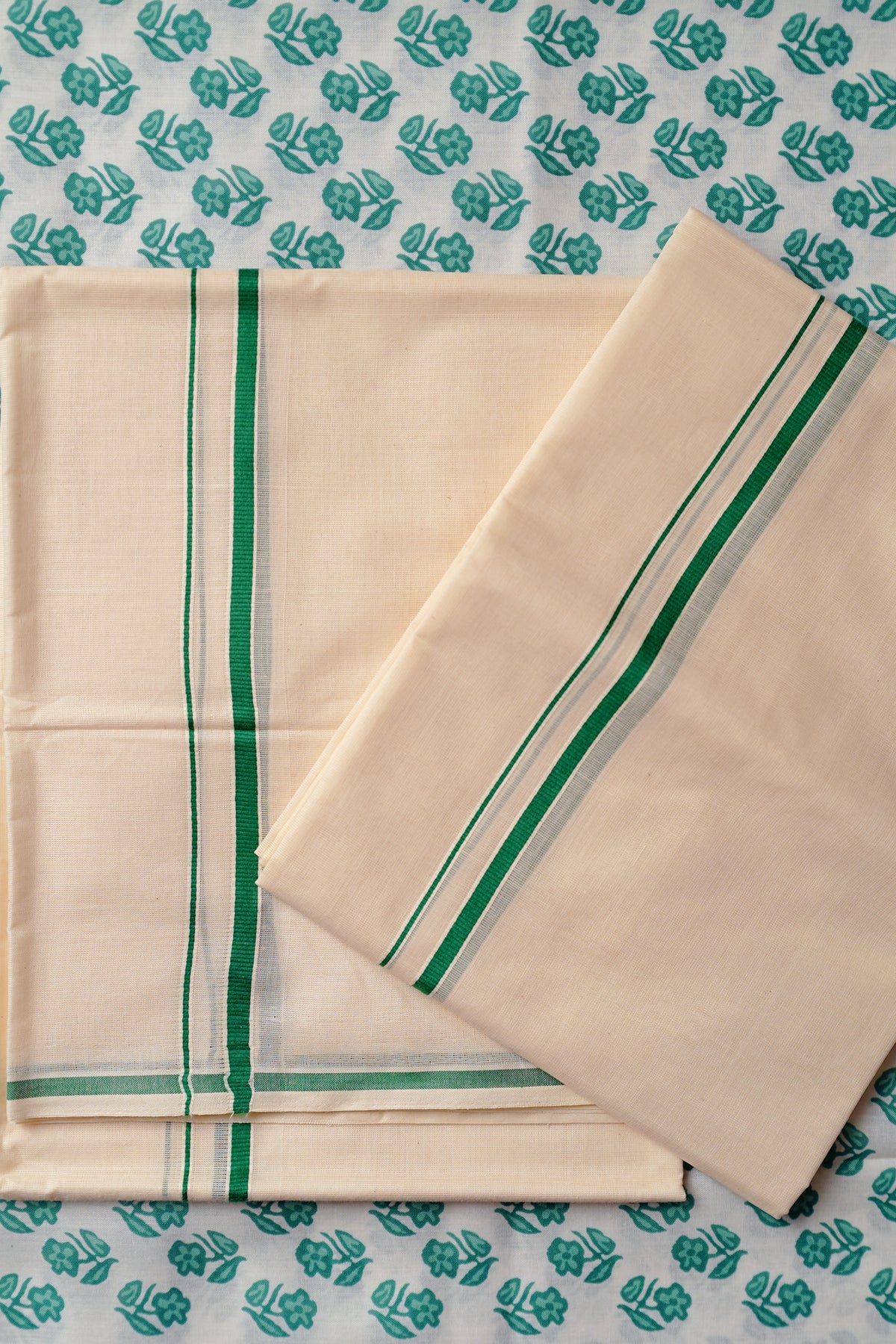 Jalaja- Green Puliyilakkara Settumund with Floral Printed Blouse Material