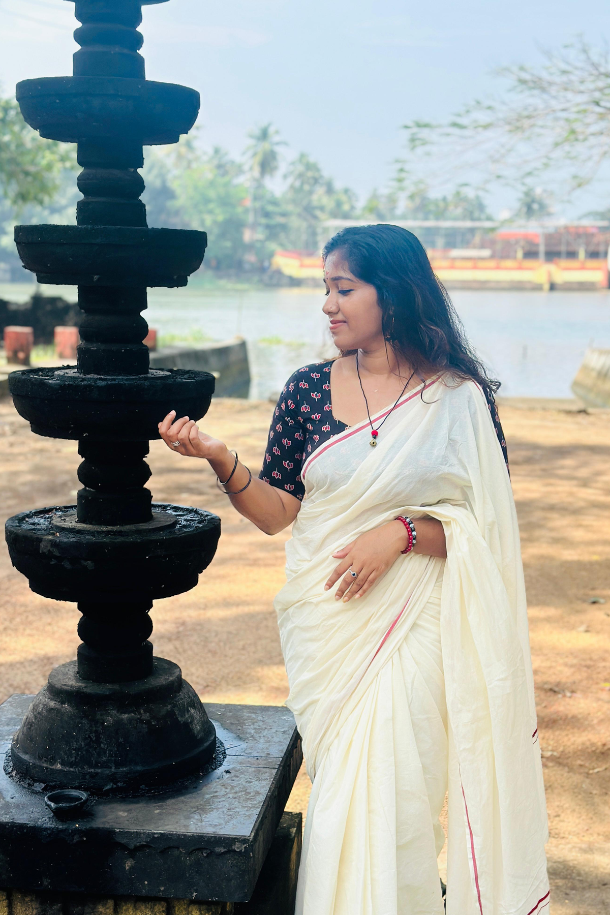 Kadhambari - Maroon puliyilakkara Saree with Lotus Printed Blouse Material