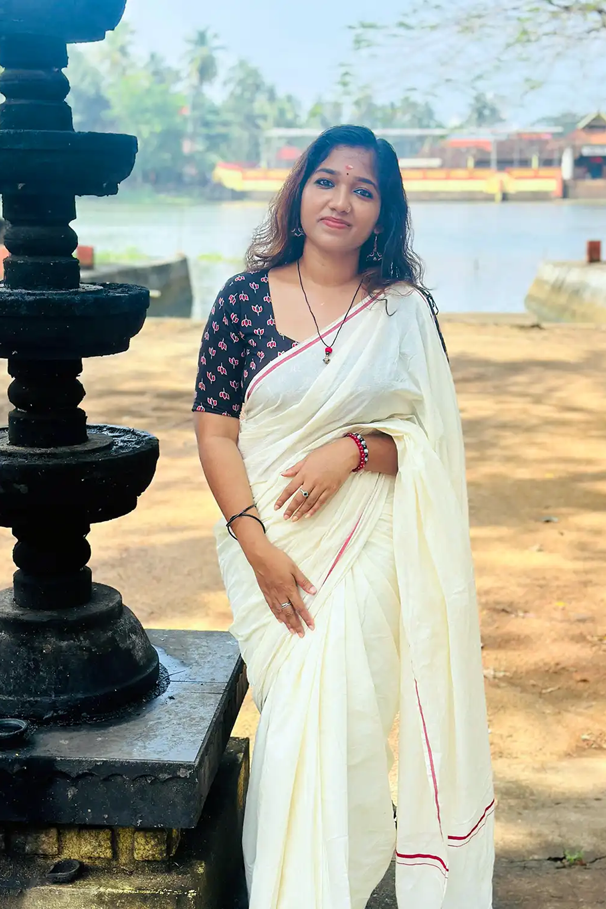 Kadhambari - Maroon puliyilakkara Saree with Lotus Printed Blouse Material