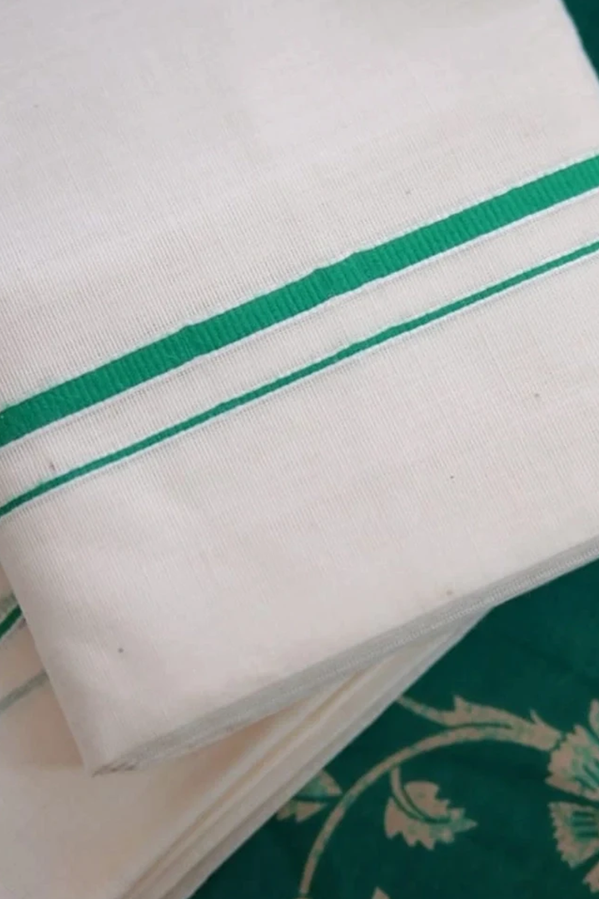 Mazha - Green Puliyilakkara Settumund with Printed Blouse Material