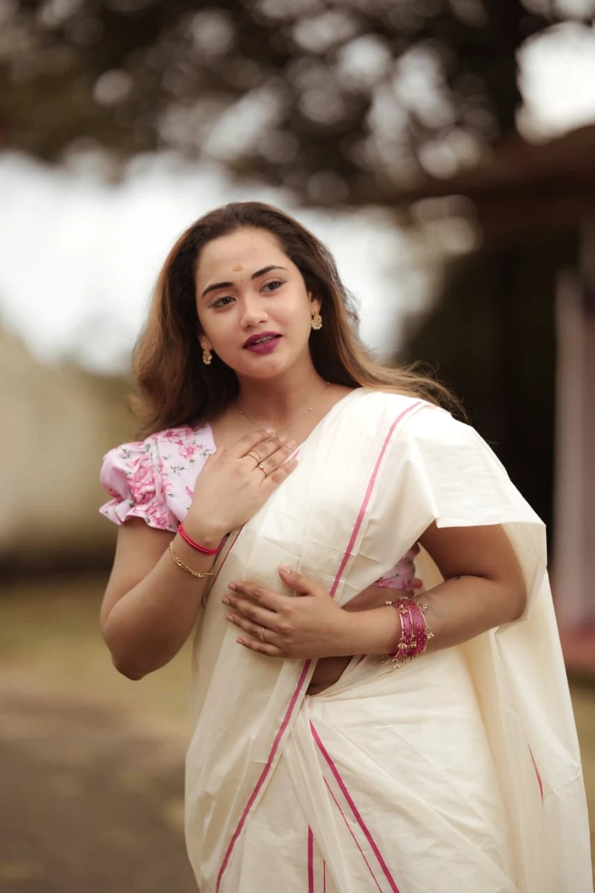 Naila Pink Puliyilakkara Settumundu with matching blouse material, front detail