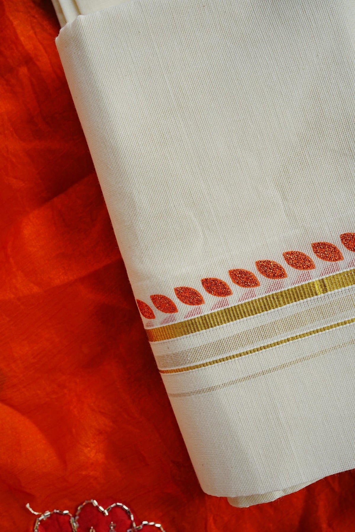Orange Glitter Print Settumundu close-up, 1300 × 1950 px