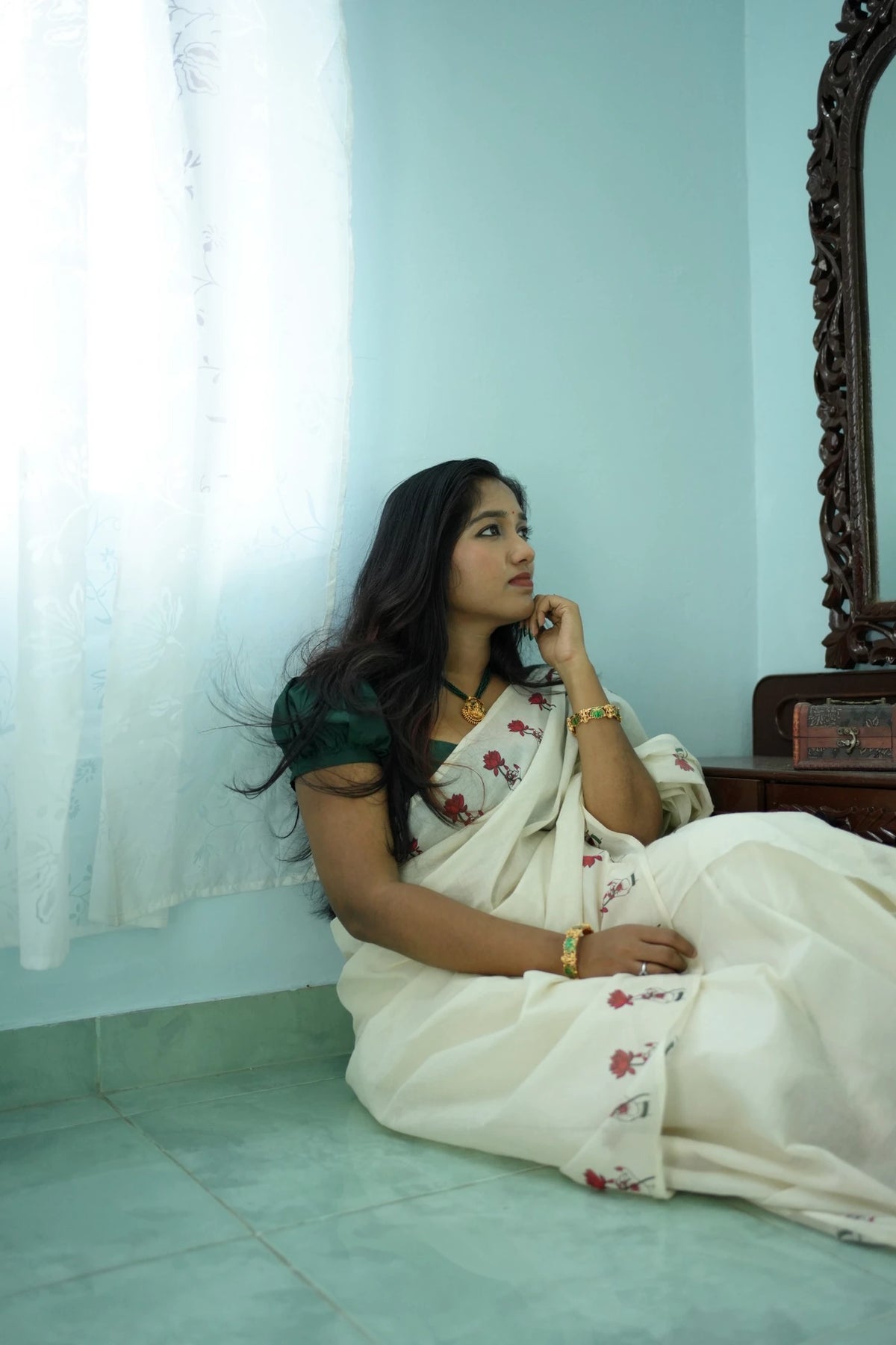 Padma Hasta Green Settumundu with matching blouse material, seated full look