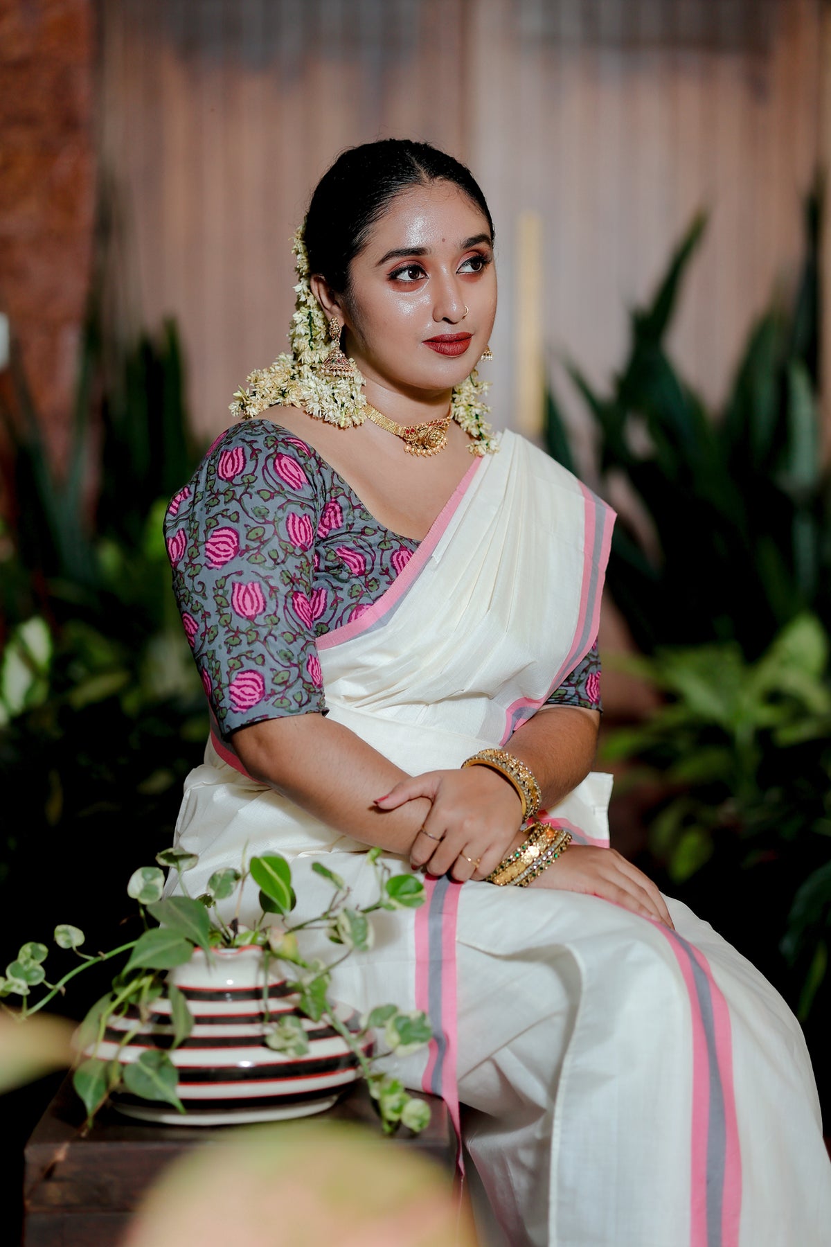 Pallavi - Pure Cotton Traditional Kerala Mulloth Settumund with Lotus Printed Blouse Material