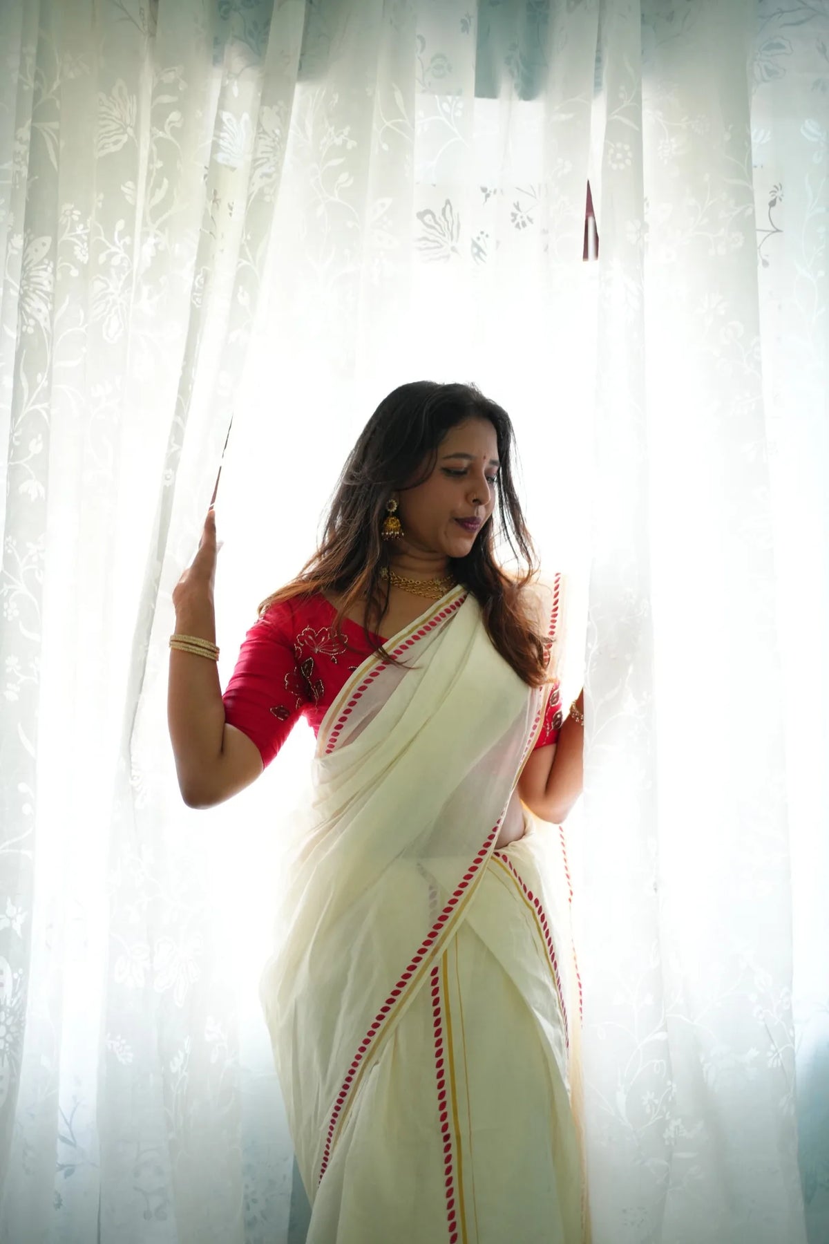 Red Glitter Print Settumundu - model standing