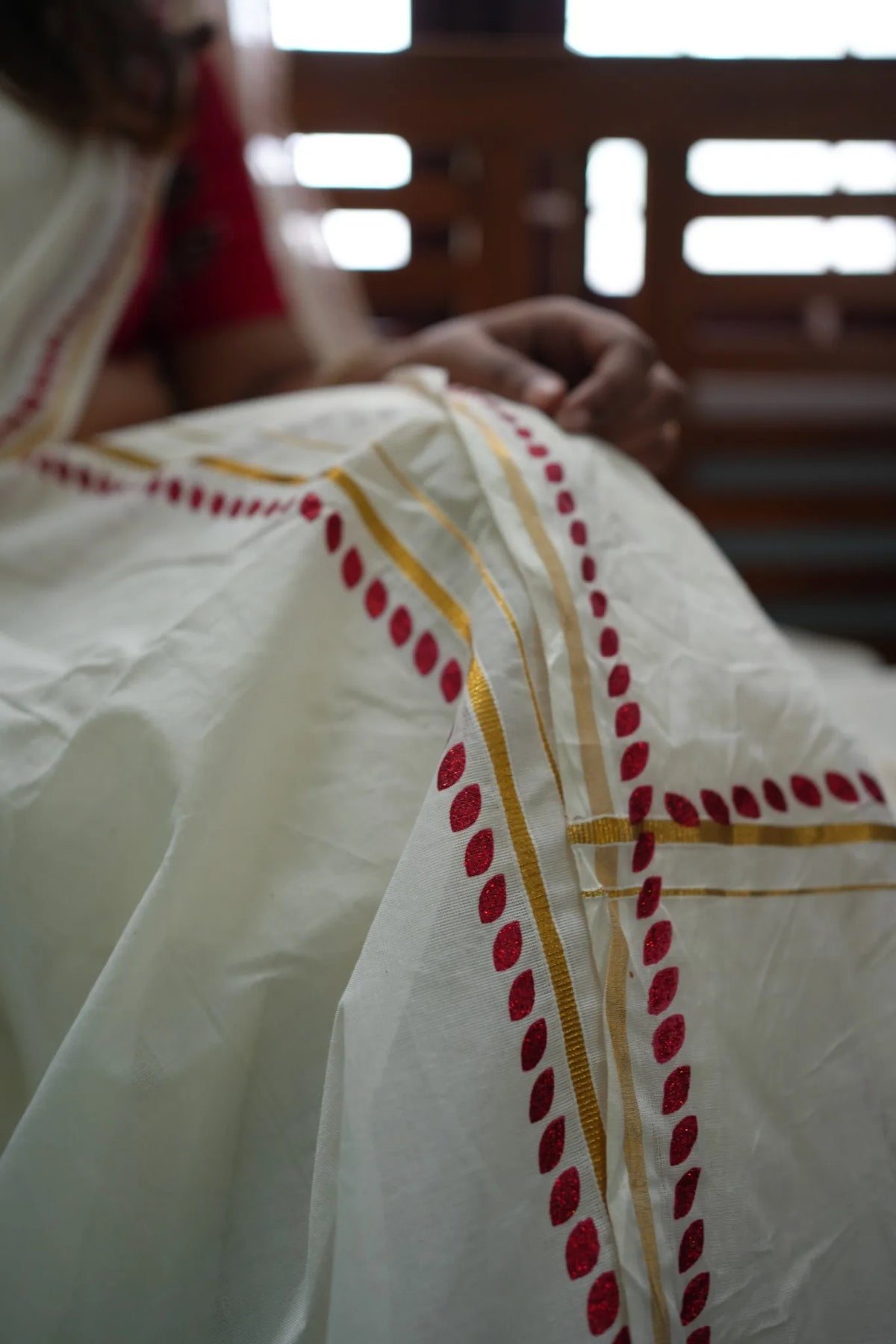Red Glitter Print Settumundu - drape detail