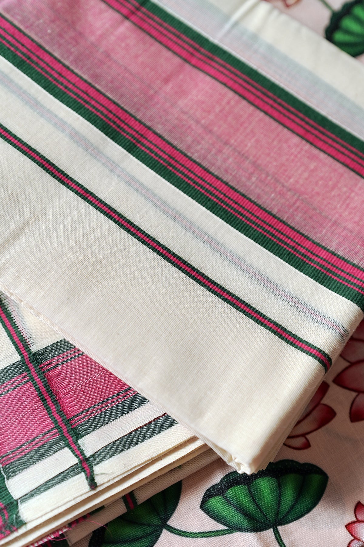 Sarojini - Pink & Green Kattikara Settumundu with Lotus Printed Blouse Material