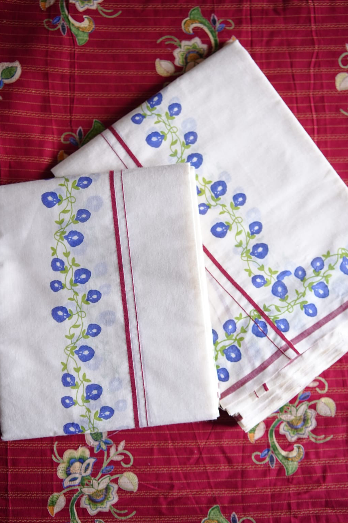 Shangupushpam Raga - Beautiful Traditional Settumundu with Matching Blouse Material