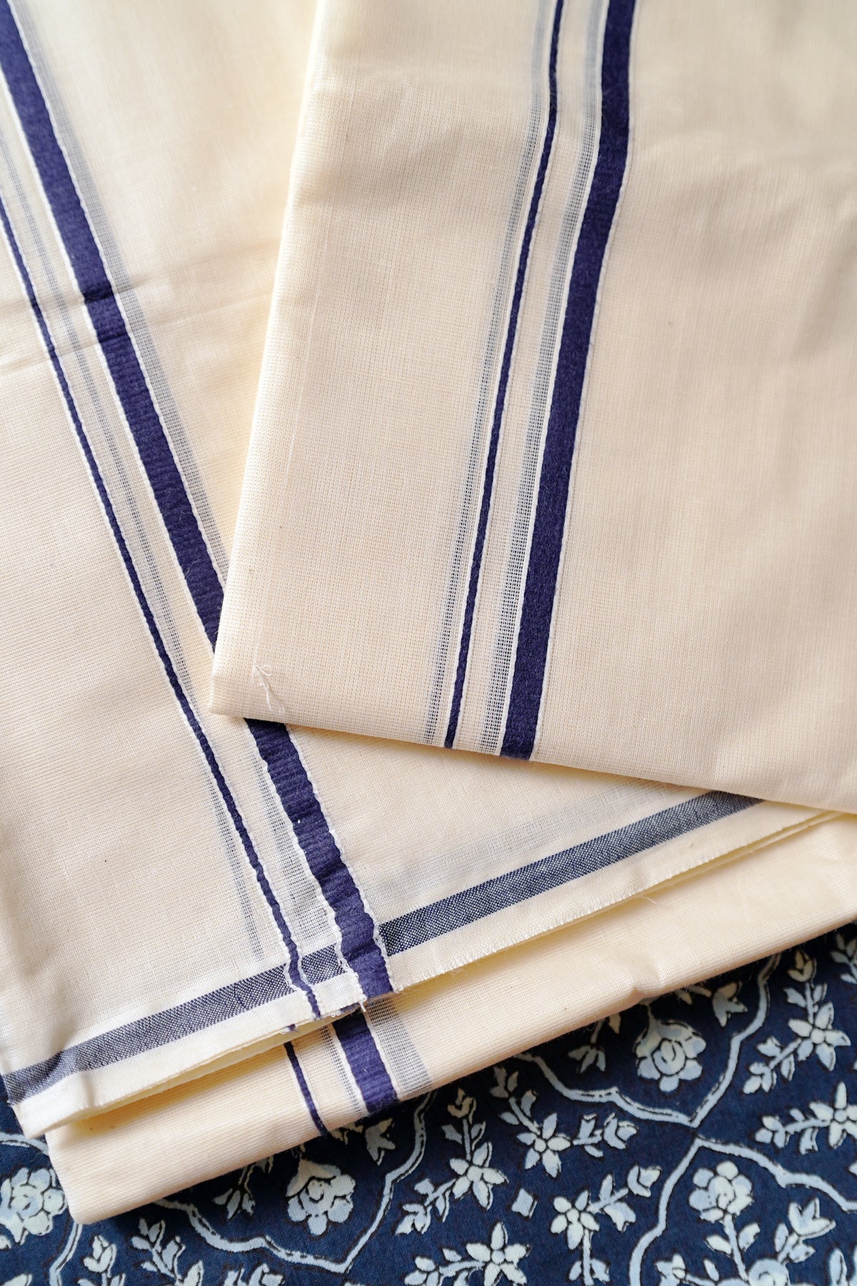 Vedha- Puliyilakkara Settu Mundu with Blouse Material