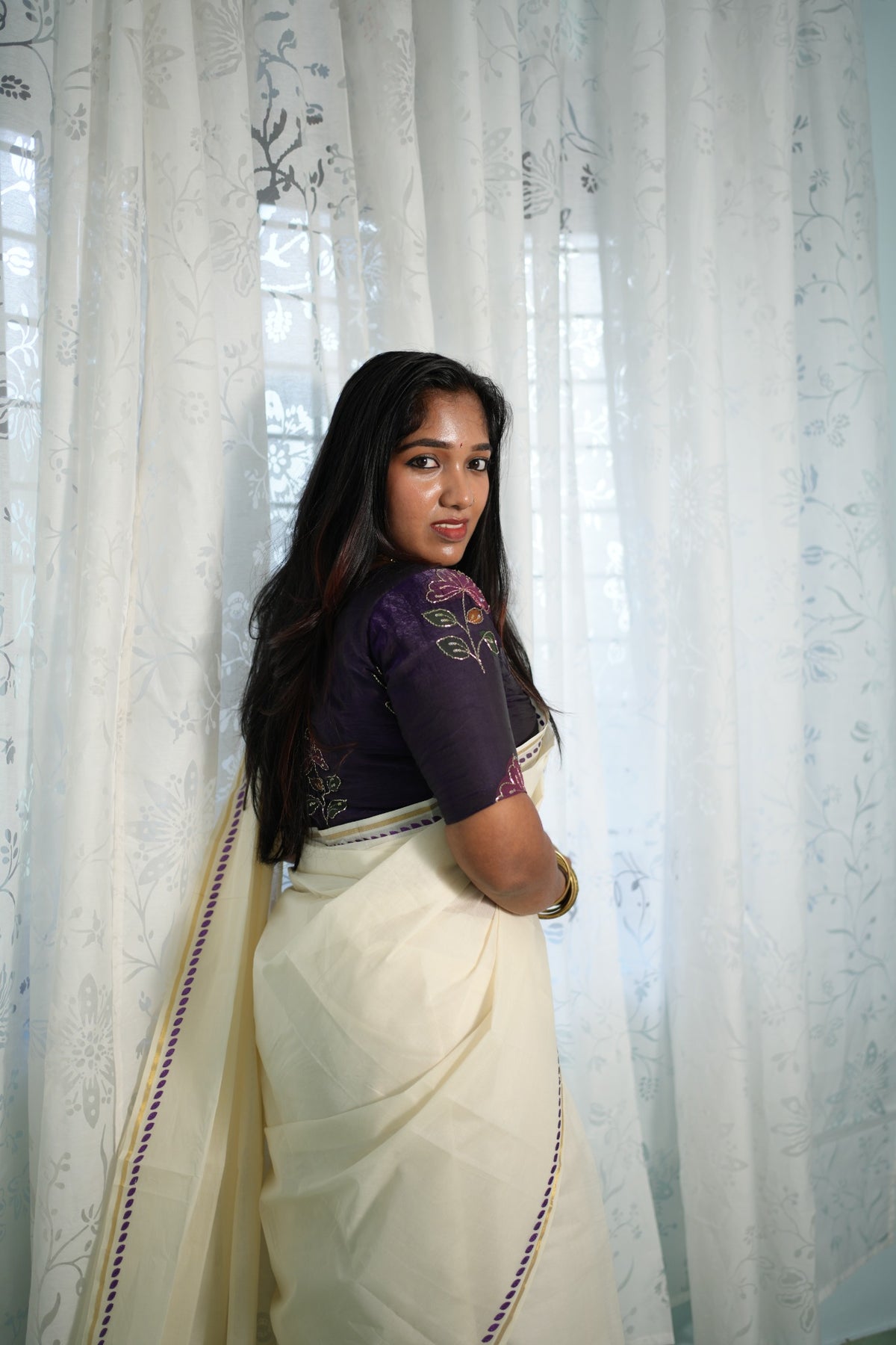 Violet glitter print Settumundu with matching blouse material, back view