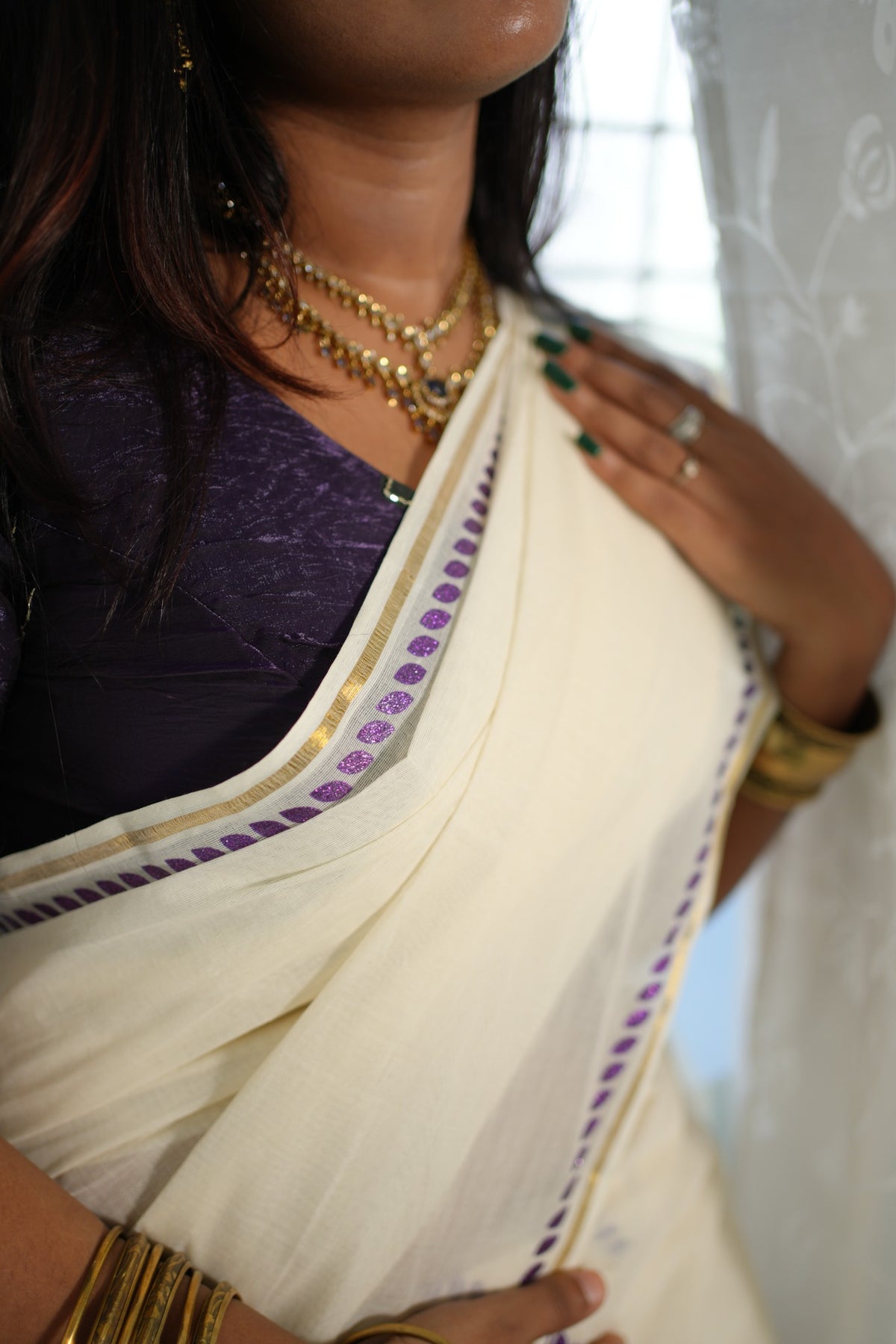 Close-up of violet glitter border on the Settumundu