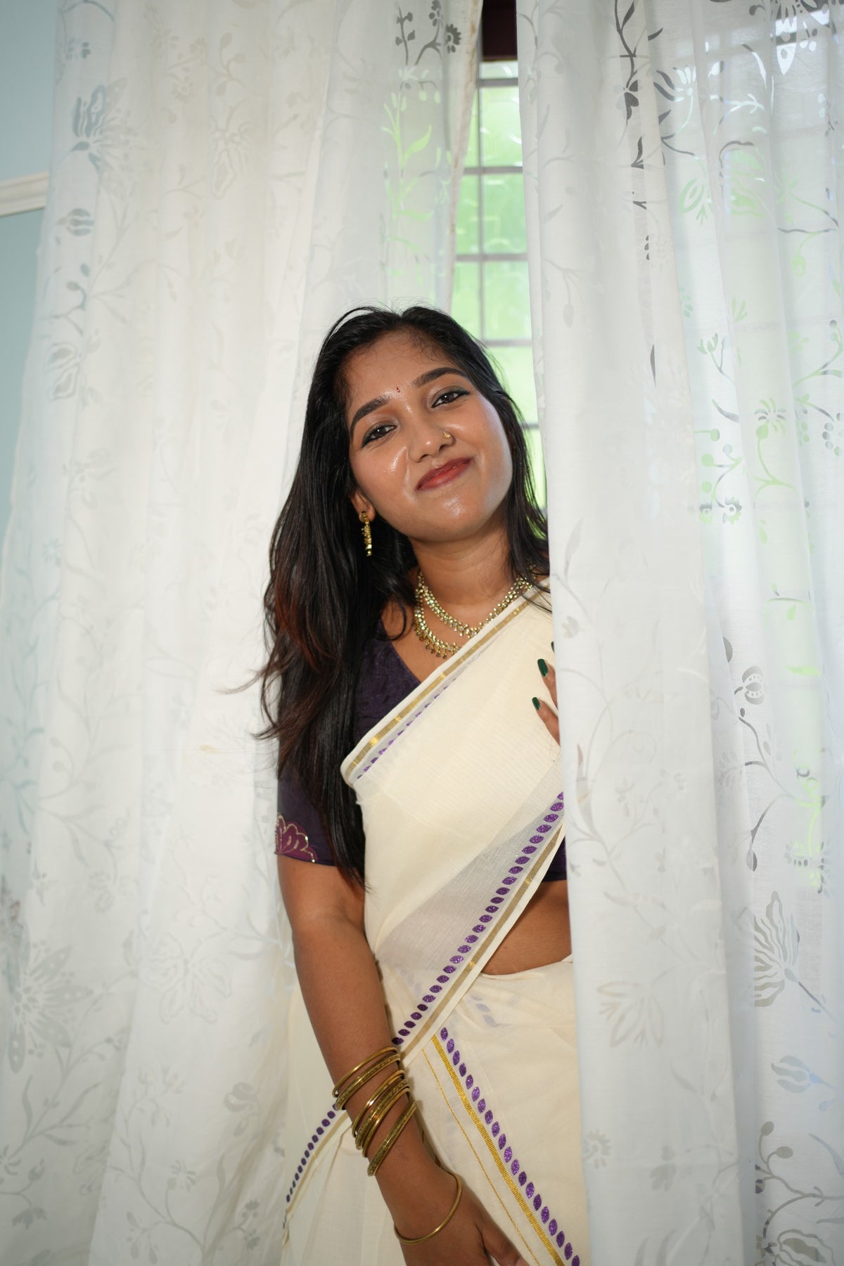 Model wearing violet glitter print Settumundu