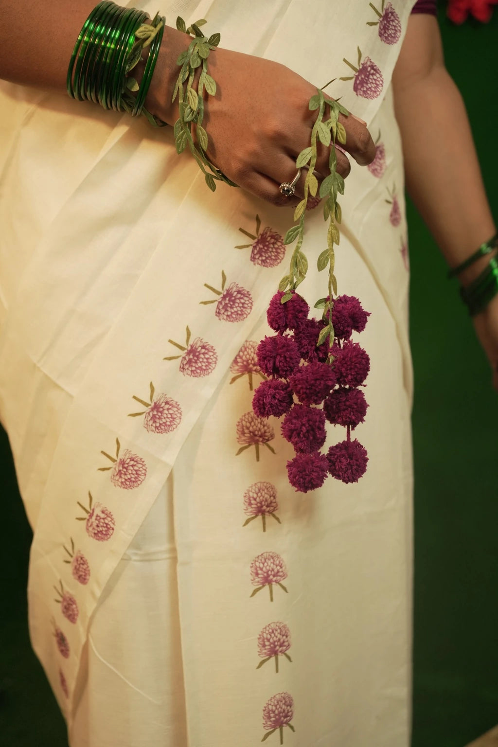 Violet Vaadamalli Settumundu – floral border detail on model