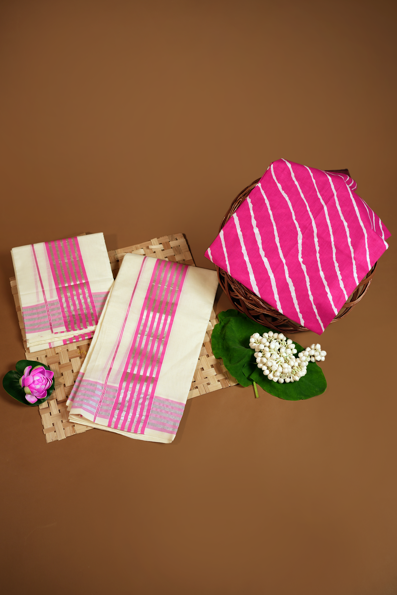 Panjami – Rose & Silver Border Settumund with Lehariya Printed Blouse Material