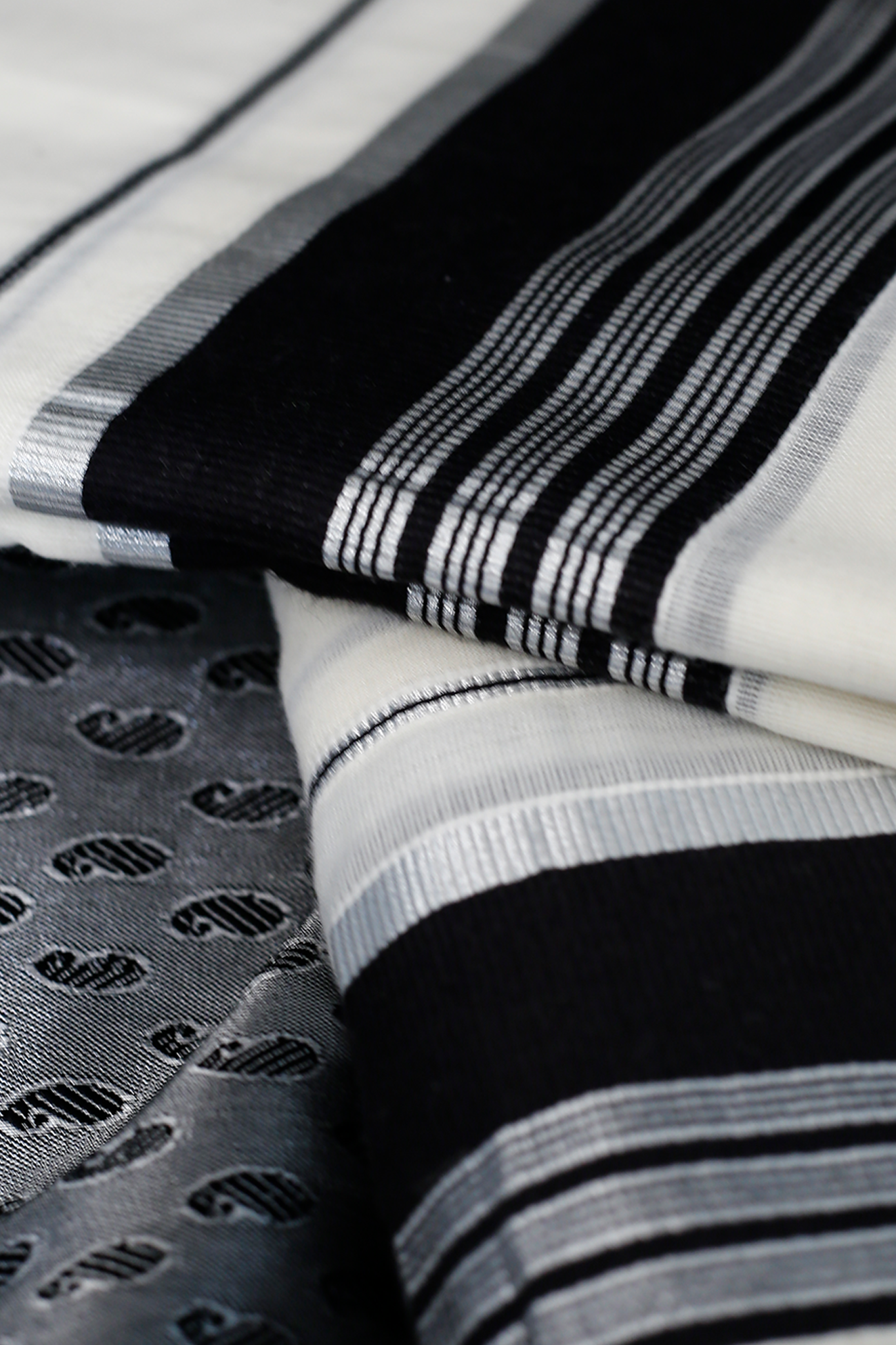 Syama – Black and Silver Settumund with Brocade Blouse Material