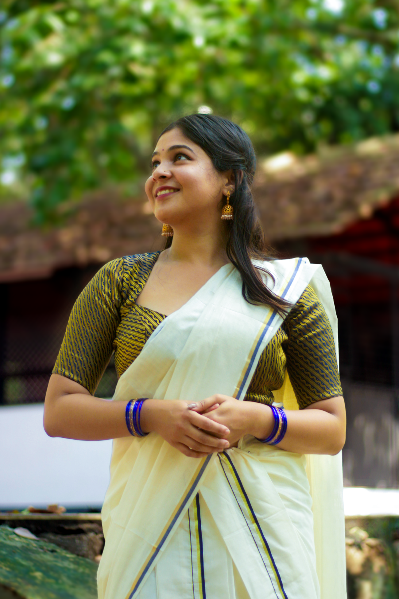 Manjari – Golden and Blue Kasavu Puliyilakkara Settumund with Brocade Blouse Material