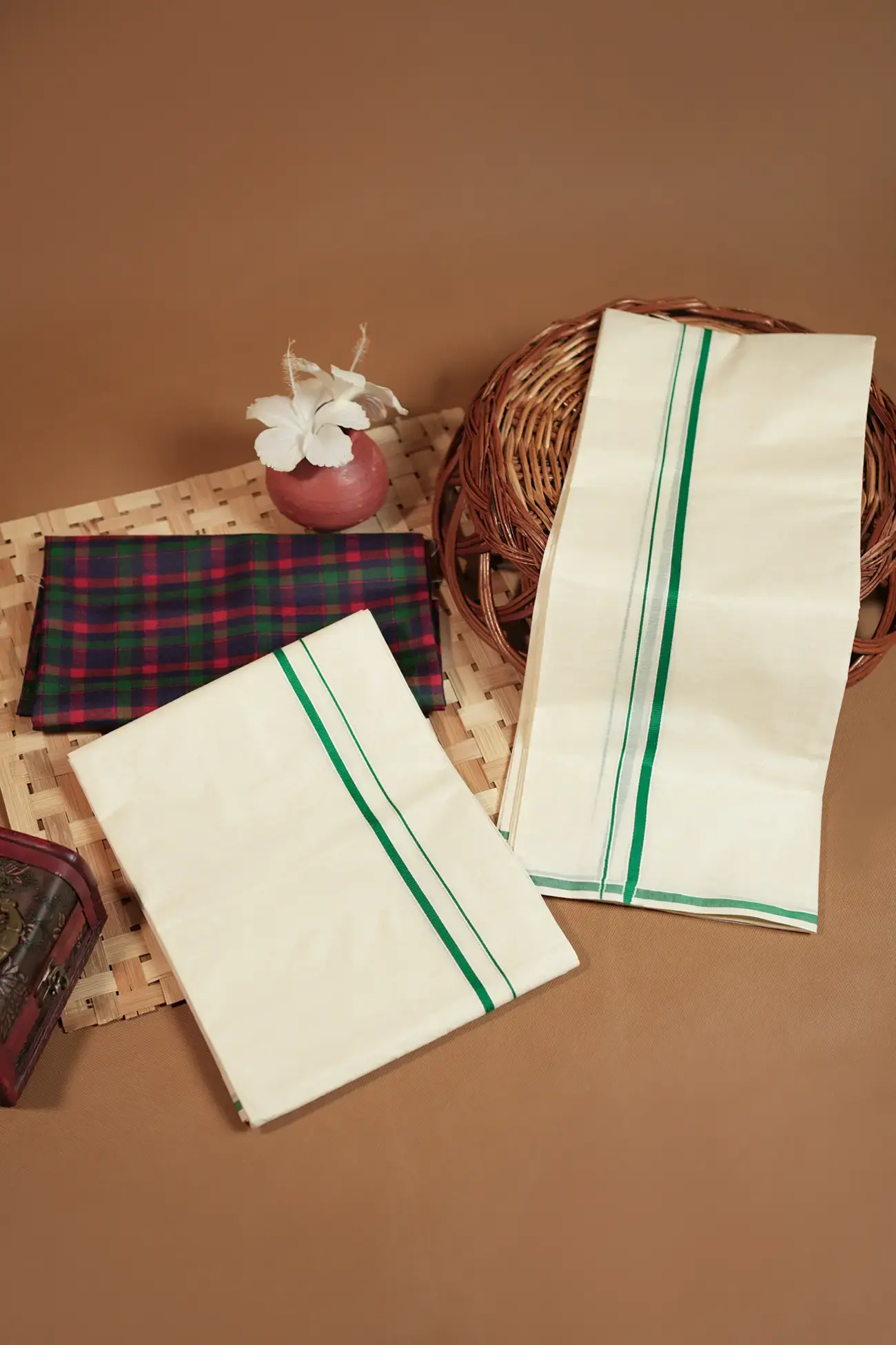 Ananya - Green Puliyilakkara Settumund with Checked Blouse Material