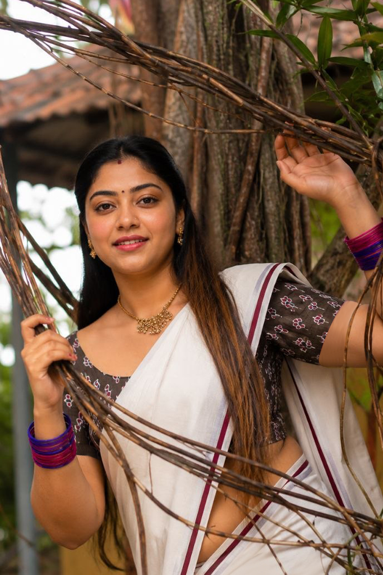 Brown Thamara-The bloom of Tradition Brown thamara+ Maroon Puliyilakkara