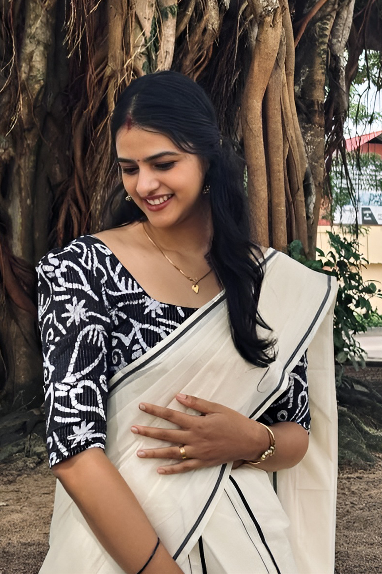 Kaantha black- Premium settmundu with printed Blouse Material