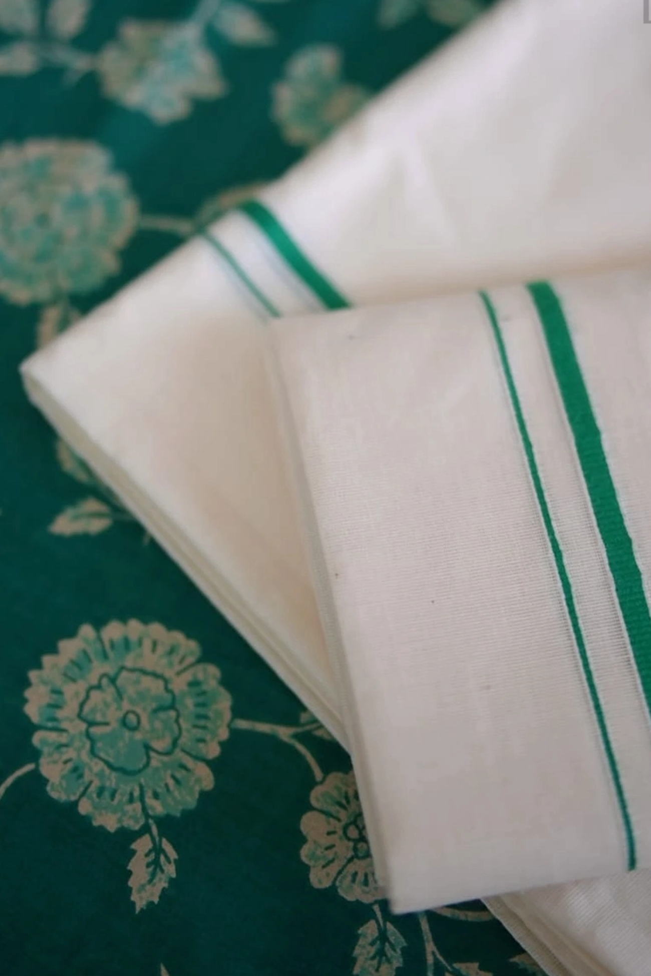 Mazha - Green Puliyilakkara Settumund with Printed Blouse Material
