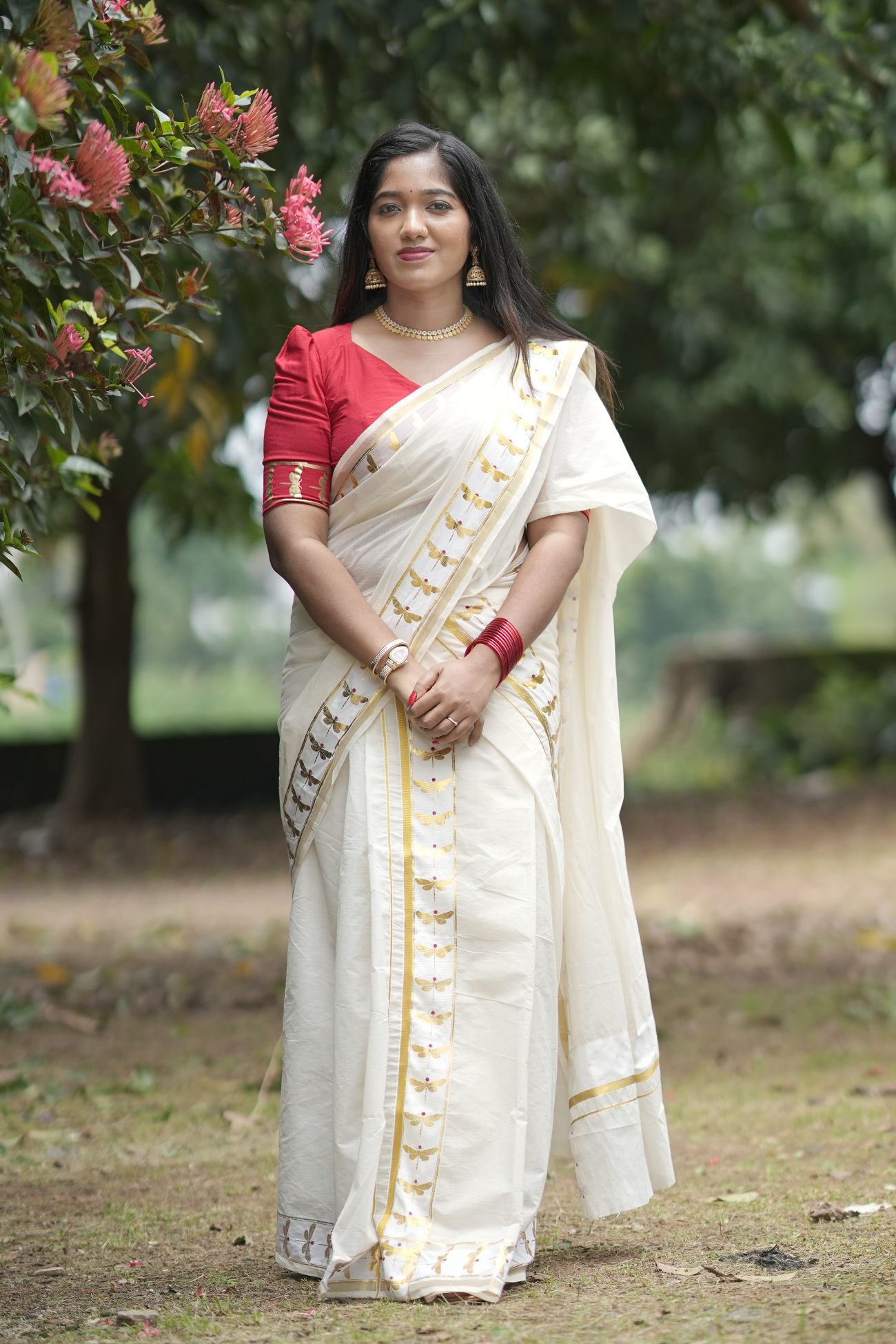 Onathumbi Settumundu with Golden Butterfly Foil Border and Red Blouse Material
