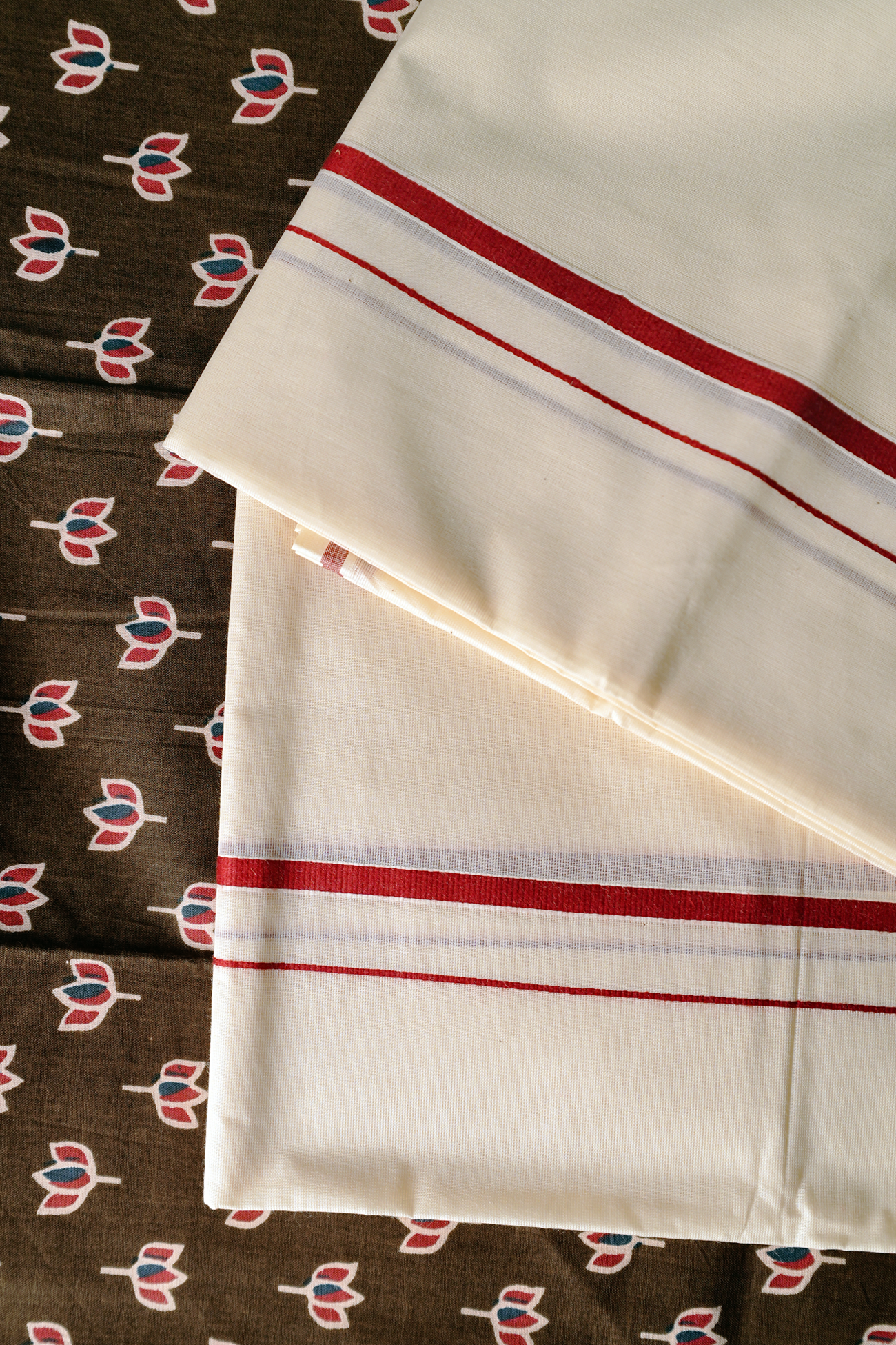 Thamara -Traditional Settumundu with Printed Brown Blouse Material